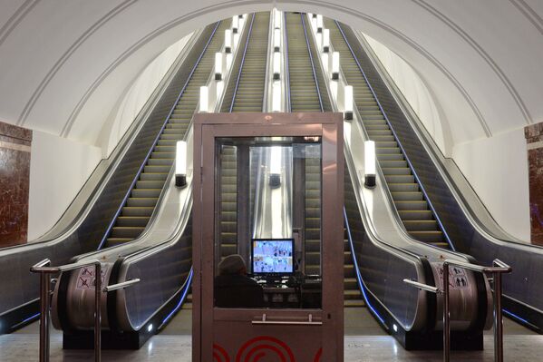 Новые эскалаторы на станции метро Фрунзенская, открывшейся после реконструкции