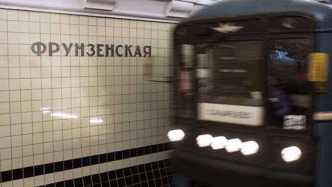 Поезд на станции метро Фрунзенская Сокольнической линии Московского метрополитена. Архивное фото