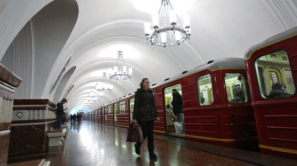 Поезд Красная стрела на станции метро Фрунзенская в Москве
