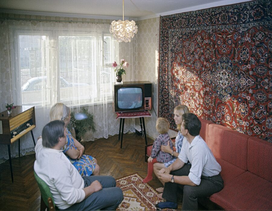 Доярка Тамара Леонова с семьей у себя дома. Колхоз имени Урицкого, Гомельского района