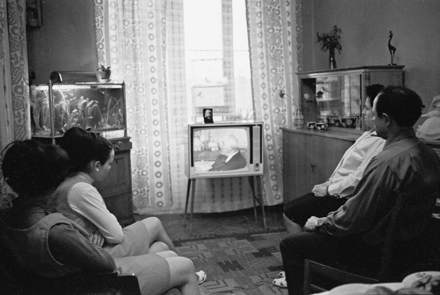 Семья Боршагиных, рабочих ткацкой фабрики имени Свердлова, во время отдыха дома вечером у телевизора