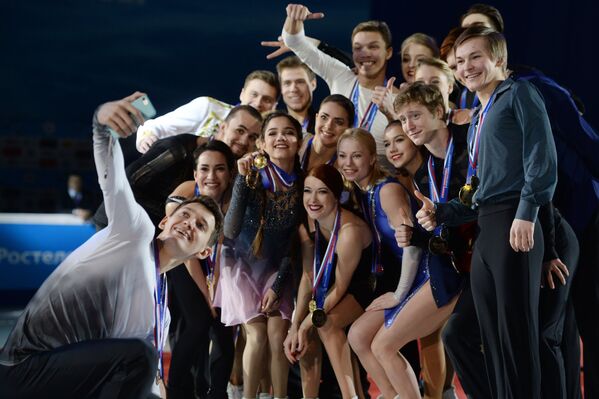 Призеры чемпионата России по фигурному катанию в Челябинске во время церемонии награждения