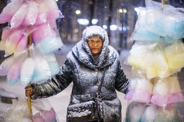 Женщина, продающая сахарную вату в центре Бишкека