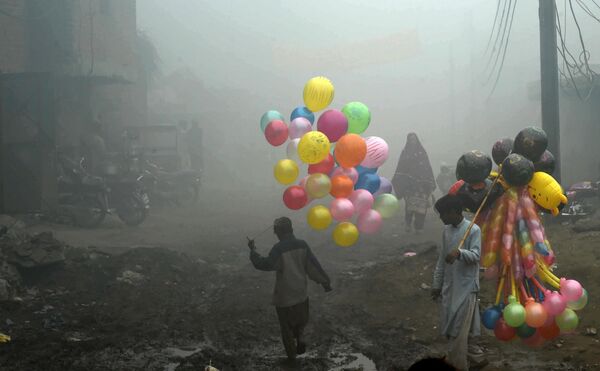 Продавцы воздушных шаров в Лахоре, Пакистан