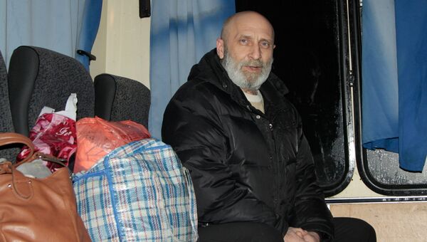Мужчина в автобусе с возвращенными украинскими военными пленными ДНР и ЛНР на окраине Горловки Донецкой области