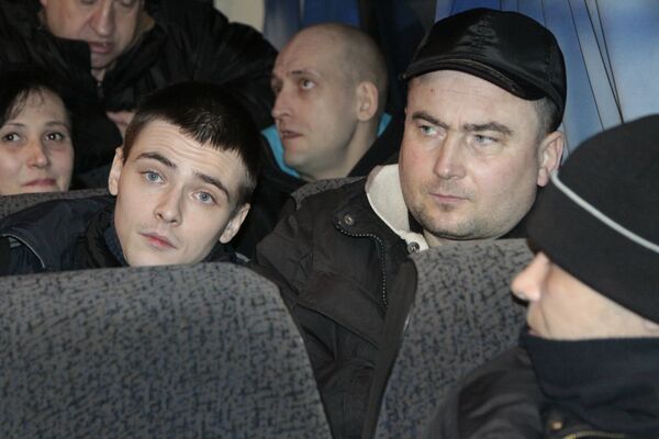 Возвращенные украинскими военными пленные ДНР и ЛНР в автобусе на окраине Горловки Донецкой области