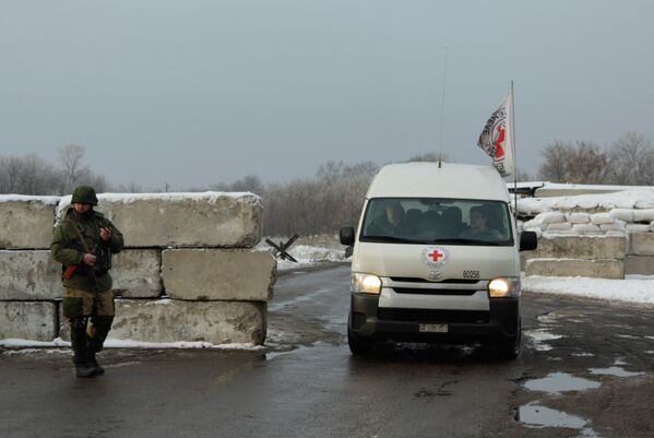 Автомобиль Красного креста на блок-посту на окраине Горловки Донецкой области, где произойдет обмен военнопленными между ДНР и Украиной