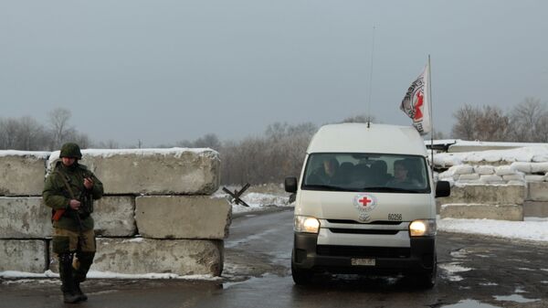 Автомобиль Красного креста на блок-посту на окраине Горловки Донецкой области, где произойдет обмен военнопленными между ДНР и Украиной