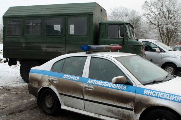 Военная автоинспекция на блок-посту на окраине Горловки Донецкой области, где произойдет обмен военнопленными между ДНР и Украиной