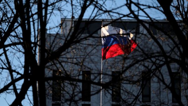 Российский флаг у посольства РФ в Вашингтоне