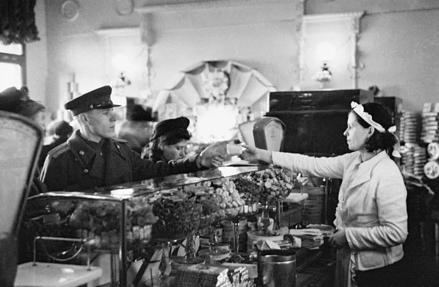 Кондитерский магазин на улице Горького. Москва, 1949 год. Кондитерский магазин на улице Горького. Москва, 1949 год.