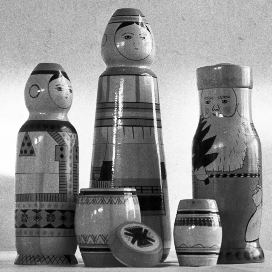 Матрешки-сувениры, выпускаемые Мельцанским промкомбинатом Матрешки-сувениры, выпускаемые Мельцанским промкомбинатом