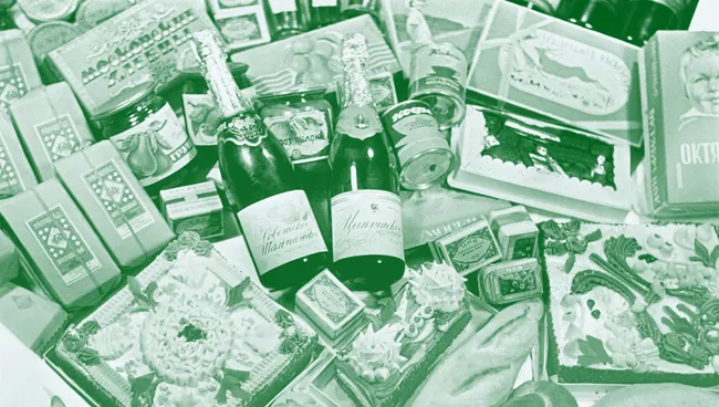 Праздничные наборы к Новогоднему столу в Елисеевском магазине. Москва, 1954 го