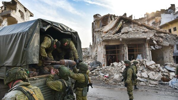 Военные инженеры ВС РФ во время работ по разминированию восточных районов Алеппо