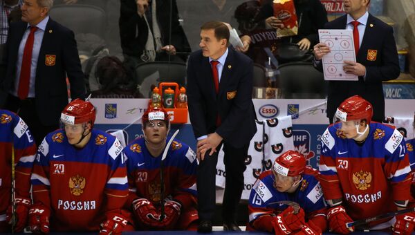 Главный тренер сборной России Валерий Брагин (в центре) и молодежная сборная России
