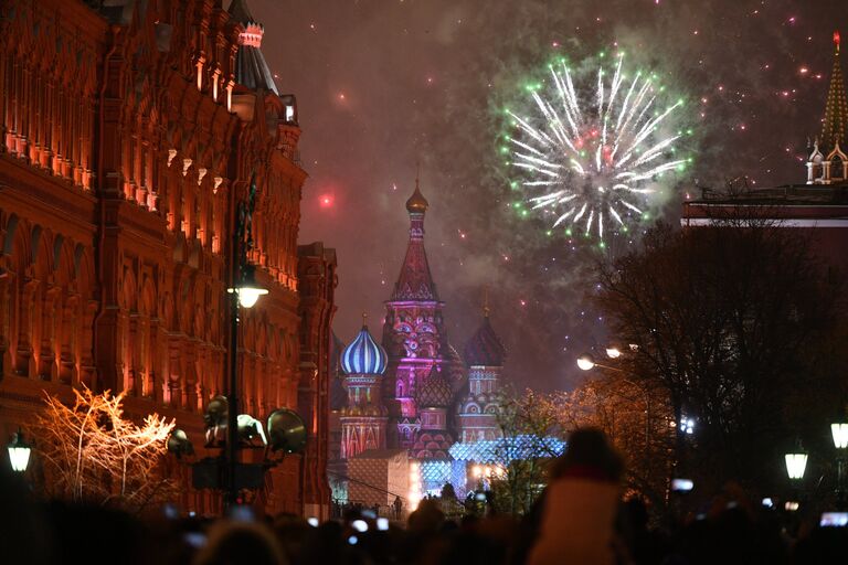 Праздничный салют во время празднования Нового года в Москве