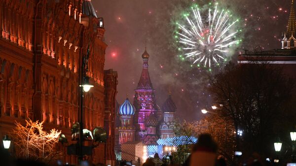 Праздничный салют во время празднования Нового года в Москве. Архивное фото