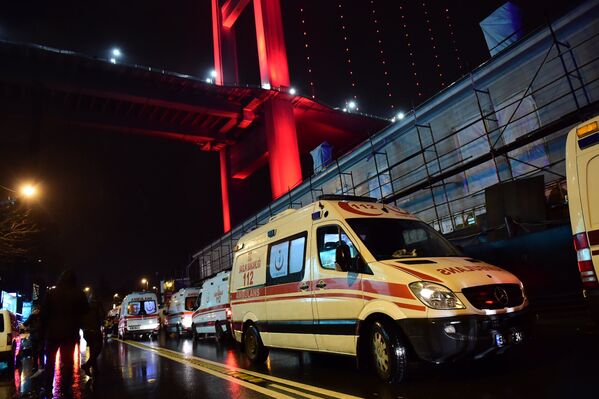 Машины скорой помощи на месте теракта в Стамбуле. 1 января 2017