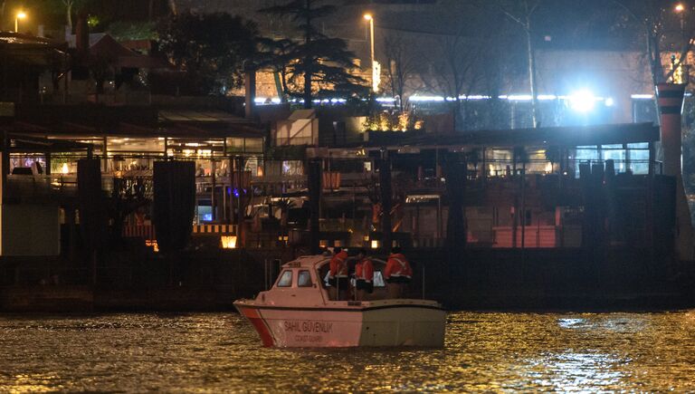 Турецкая береговая охрана возле ночного клуба Reina, где был теракт. 1 января 2017 года