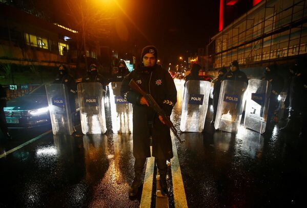 Полиция возле места теракта в Стамбуле. 1 января 2017
