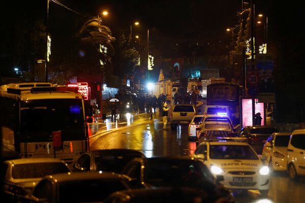 Полиция возле места теракта в Стамбуле. 1 января 2017