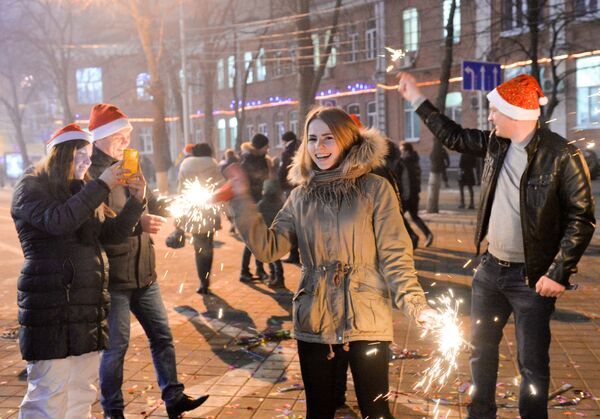 Местные жители во время встречи Нового 2017 года на Театральной площади в Краснодаре