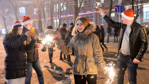 Местные жители во время встречи Нового 2017 года на Театральной площади в Краснодаре