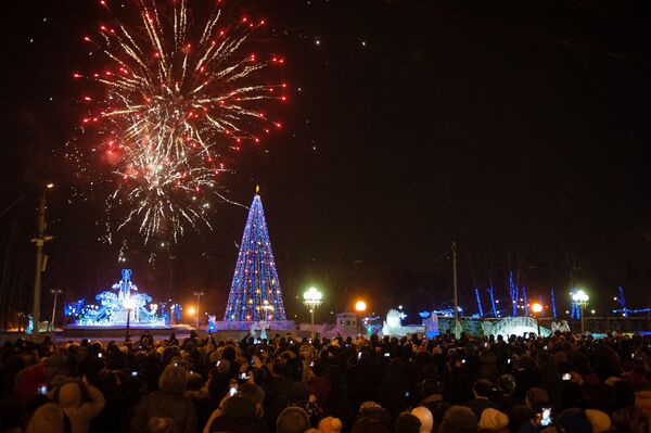 Праздничный фейерверк в честь наступления 2017 года на центральной площади в Томске