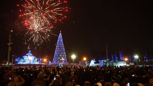 Праздничный фейерверк в честь наступления 2017 года на центральной площади в Томске