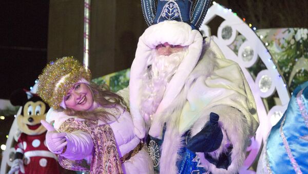 Дед Мороз и Снегурочка во время встречи Нового года на площади имени В.И. Ленина в центре Петропавловска-Камчатского