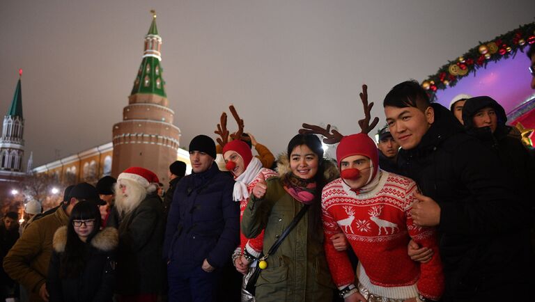 Горожане во время новогодних гуляний в Москве