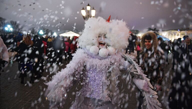 Артист во время новогодних гуляний в Москве