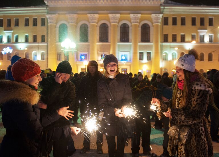 Местные жители во время встречи Нового 2017 года на центральной площади в Томске