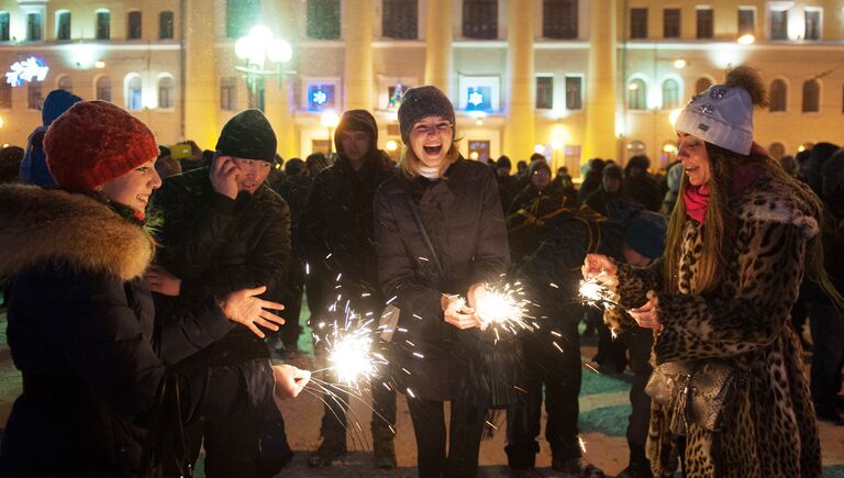 Местные жители во время встречи Нового 2017 года на центральной площади в Томске