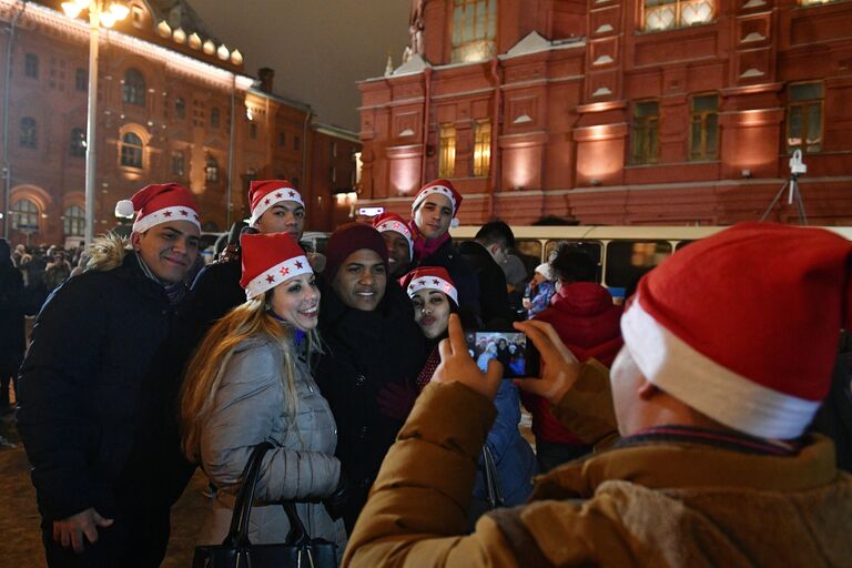 Горожане во время новогодних гуляний в Москве