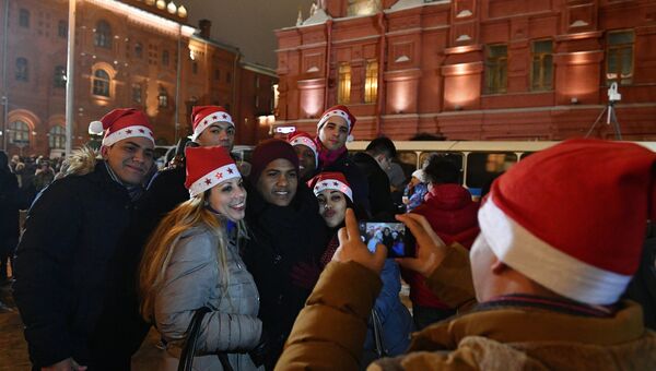 Горожане во время новогодних гуляний в Москве