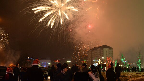 Горожане во время новогоднего фейерверка в Грозном