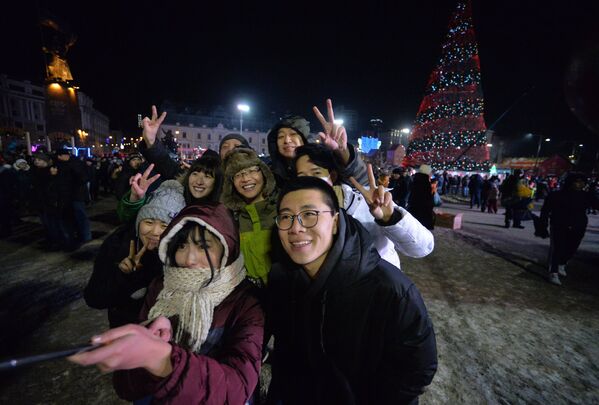 Туристы во время встречи Нового 2017 года на центральной площади во Владивостоке