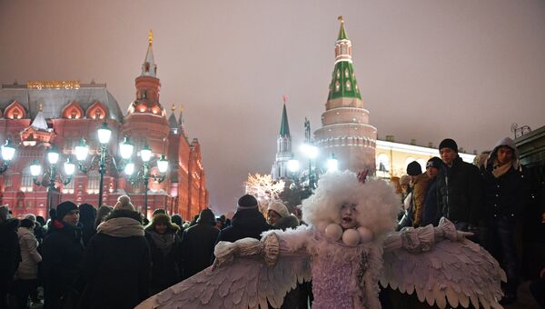 Горожане во время новогодних гуляний в Москве. Архивное фото