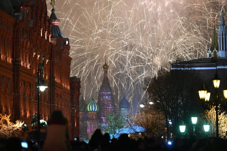 Праздничный салют во время празднования Нового года в Москве