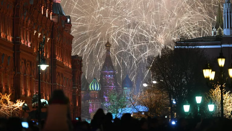 Праздничный салют во время празднования Нового года в Москве Праздничный салют во время празднования Нового года в Москве