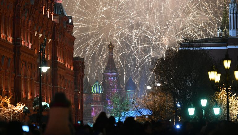 Праздничный салют во время празднования Нового года в Москве