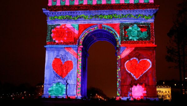 Световое шоу на Триумфальной арке в Париже