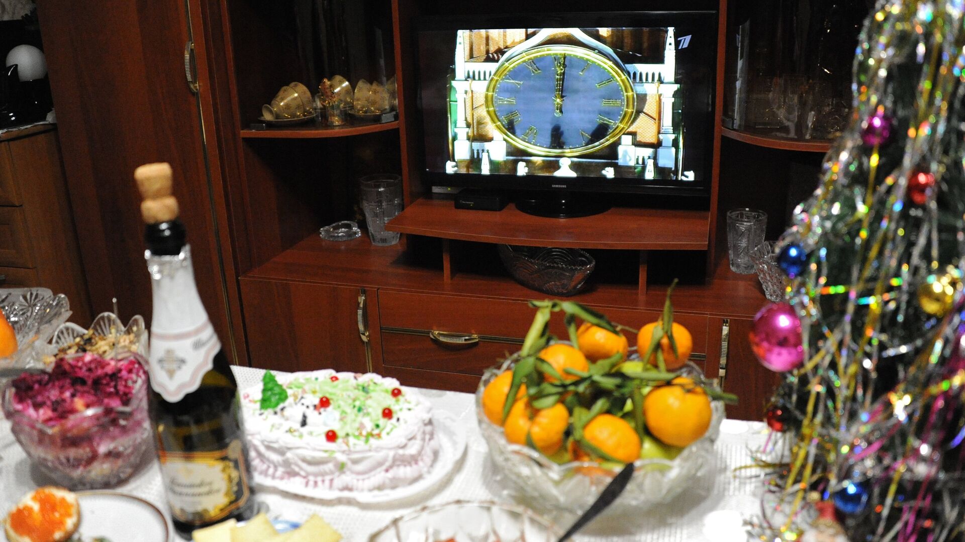 Праздничный стол во время встречи Нового года - РИА Новости, 1920, 05.01.2024