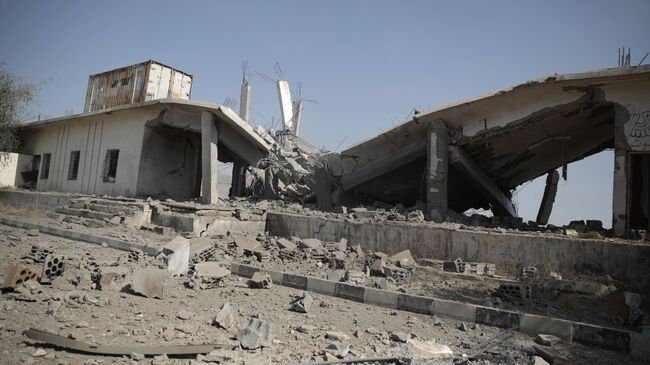 Разрушенное после саудовского авиаудара здание в Йемене. Архивное фото