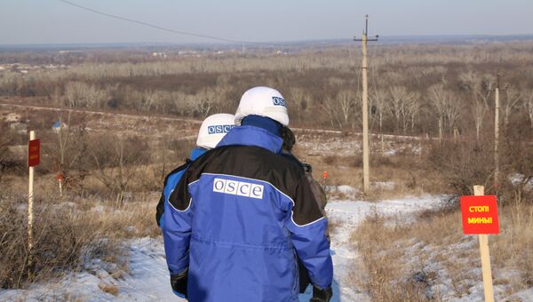 ОБСЕ мониторят участок у КПП Станица Луганская в Донбассе на наличие неразорвавшихся боеприпасов и мин. Архивное фото