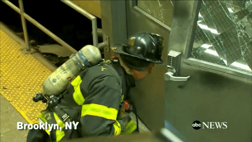 В сети появилось видео с места аварии с пригородным поездом в Бруклине