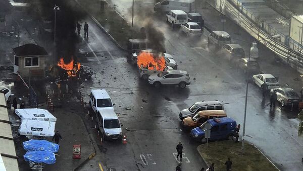 Горящие машины в момент взрыва в турецком городе Измир