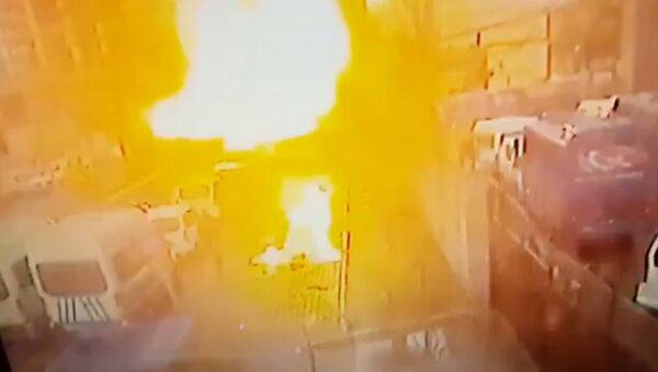 Момент взрыва у здания суда в турецком Измире. Кадры с камеры наблюдения