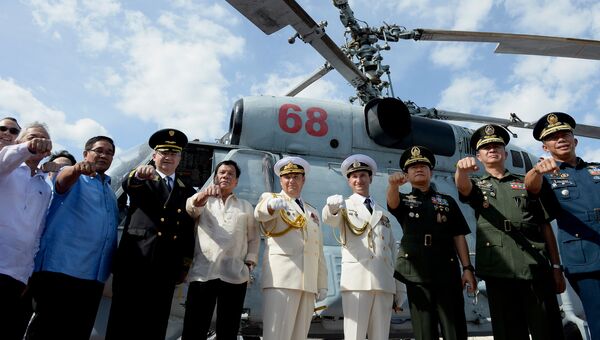 Филиппинский президент Родриго Дутерте с послом РФ в Маниле и российскими и филиппинскими чиновниками на борту БПК Адмирал Трибуц, 6 января 2017